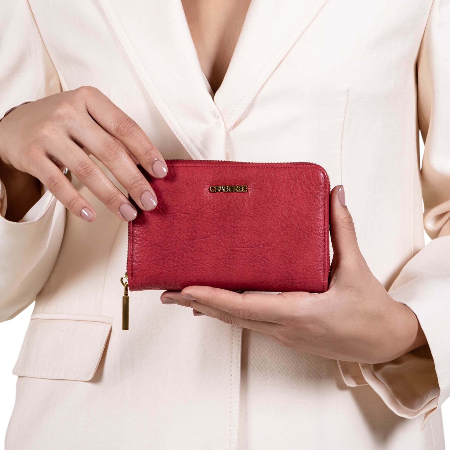 Regalos Ejecutivos Ortiz red textured synthetic leather wallet with gold Crabtree logo and zip closure.