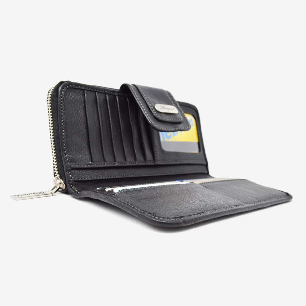 CARTERA BROCHE GRANDE AL FRENTE Y ZIPPER PIEL NEGRO (LL1091)