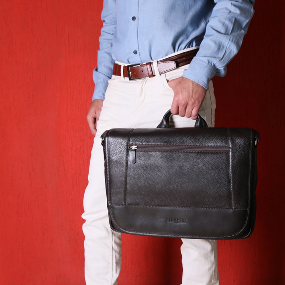 PORTAFOLIO LAPTOP CON SUJETADOR SUPERIOR EN PIEL CAFE (LL2061)