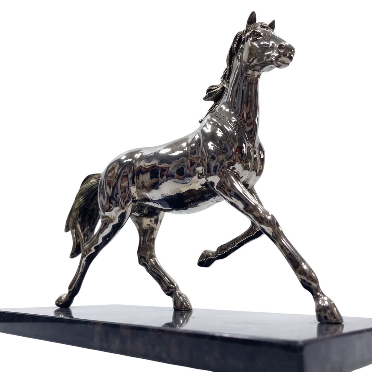 Figura de caballo árabe trotando en antimonio plateado sobre base de mármol negro de Regalos Ejecutivos Ortiz