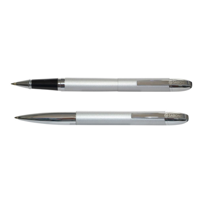 Set de bolígrafo y rollerball Sabonis en gris plata con detalles cromados, presentado por Regalos Ejecutivos Ortiz.