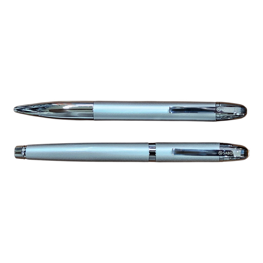 Juego de bolígrafo y rollerball Sabonis en gris y plata sobre superficie de cuero, Regalos Ejecutivos Ortiz