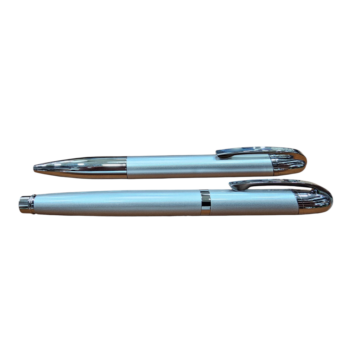 Juego de bolígrafo y rollerball Regalos Ejecutivos Ortiz en color gris plata con detalles cromados sobre cuero