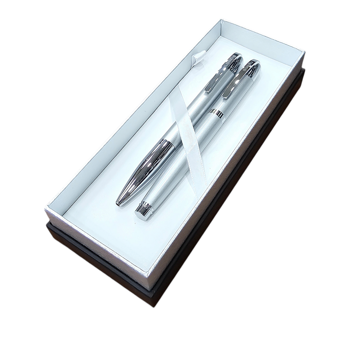 Set de bolígrafo y rollerball Sabonis en gris plata dentro de estuche, marca Regalos Ejecutivos Ortiz sobre escritorio