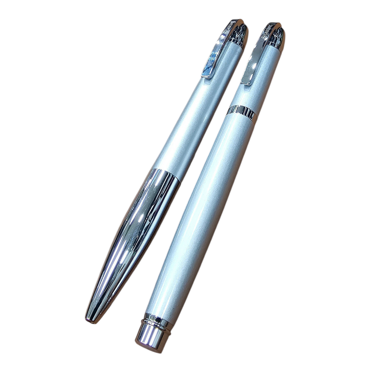 Juego de bolígrafo y rollerball Regalos Ejecutivos Ortiz en color gris plata con detalles cromados sobre libreta